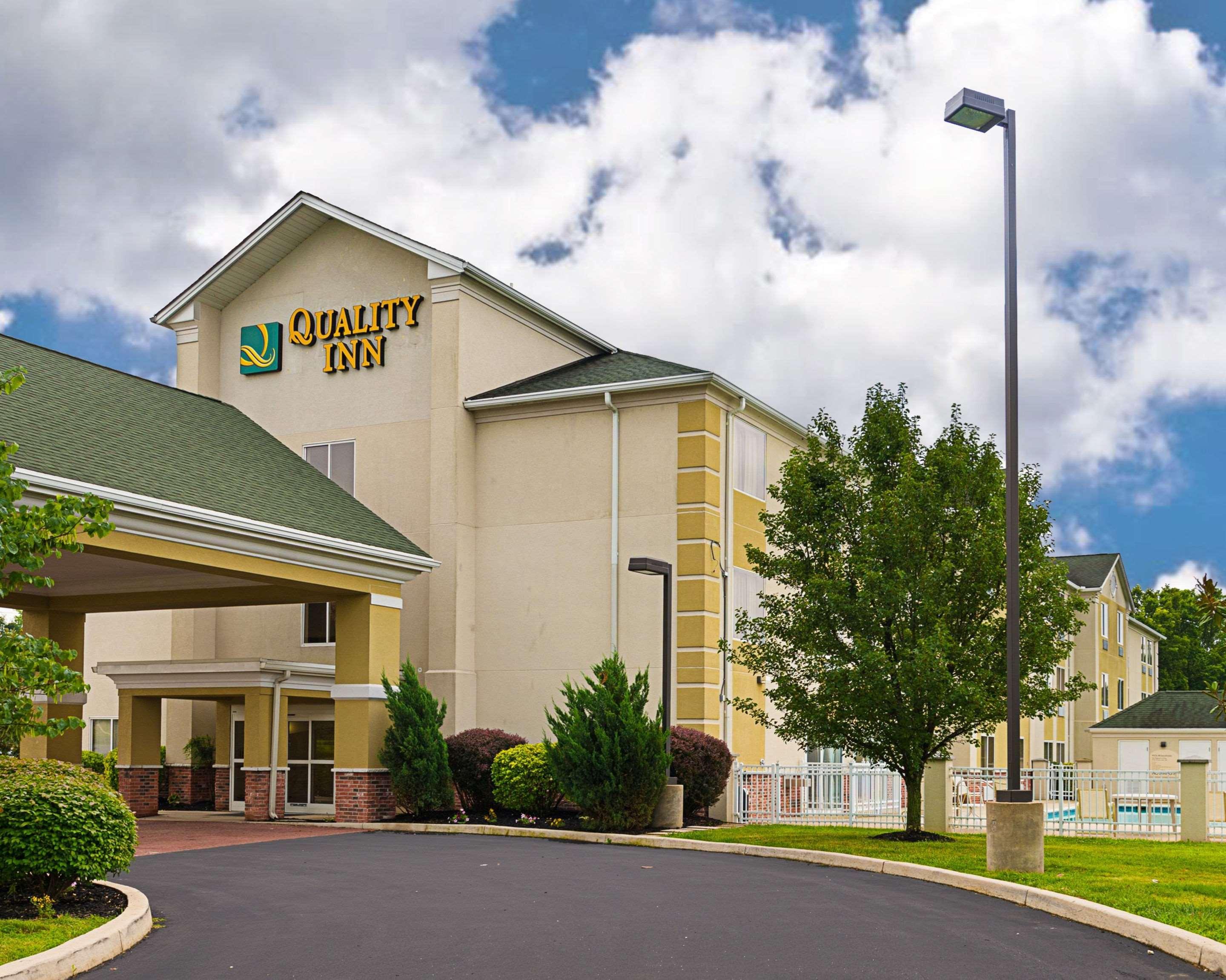 Quality Inn Spring Mills - Martinsburg North Buitenkant foto