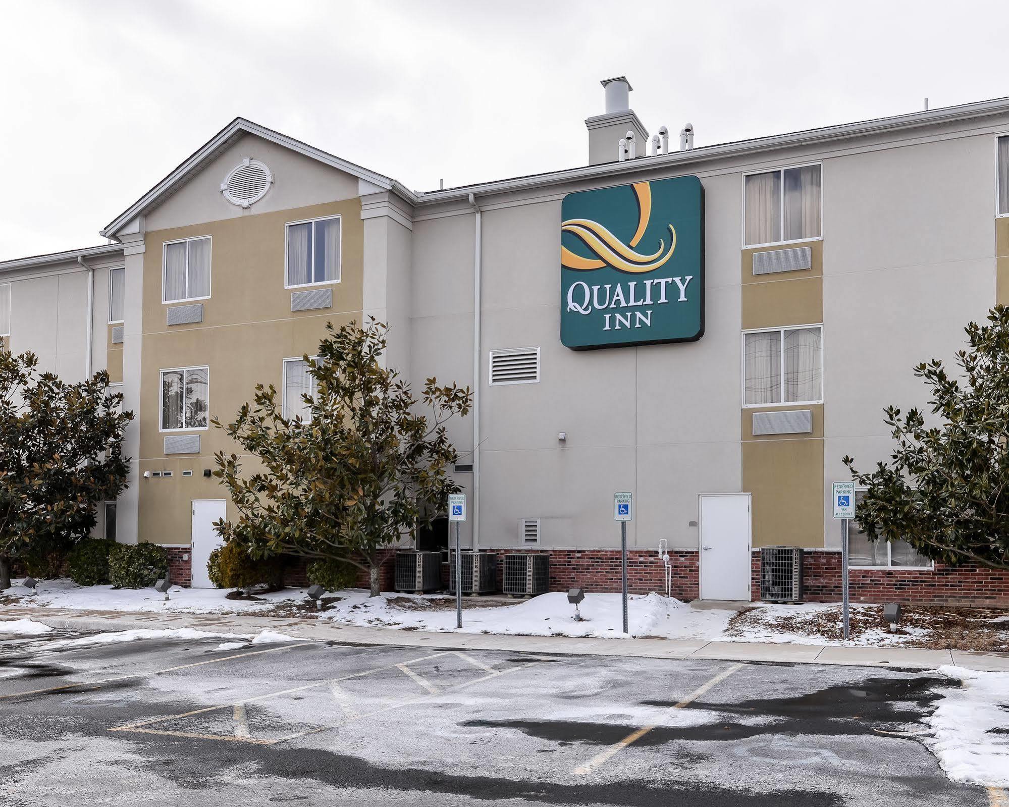 Quality Inn Spring Mills - Martinsburg North Buitenkant foto
